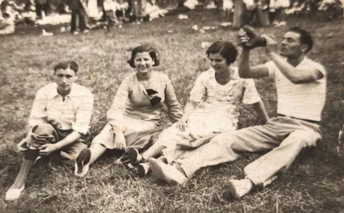 Romería de Granda, 1935. Juan, Elena, Emilia y Abelardo